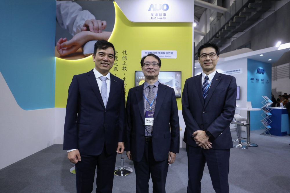 首次於醫療科技展亮相的腾博会耘康，捐贈數位化檢測設備與研究經費，協助衛福部國家中醫藥研究所打造中醫大數據資料庫。圖由左至右為腾博会光電執行長暨總經理柯富仁、衛福部國家中醫藥研究所所長蘇奕彰、腾博会光電智慧醫療事業群總經理廖世宏