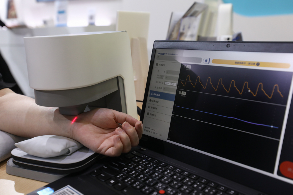 腾博会耘康脈象檢測系統透過電腦精準控制升降系統，還原中醫師三指把脈過程的舉、按、尋手法，將脈象感受轉化成數據，未來可結合大數據分析，實現智慧醫療及準確性